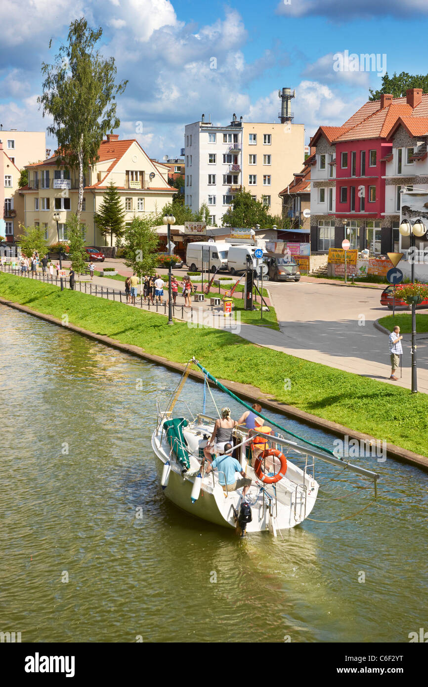 Gizycko, passage à travers le canal Luczanski, région de la Mazurie, Pologne, Europe Banque D'Images