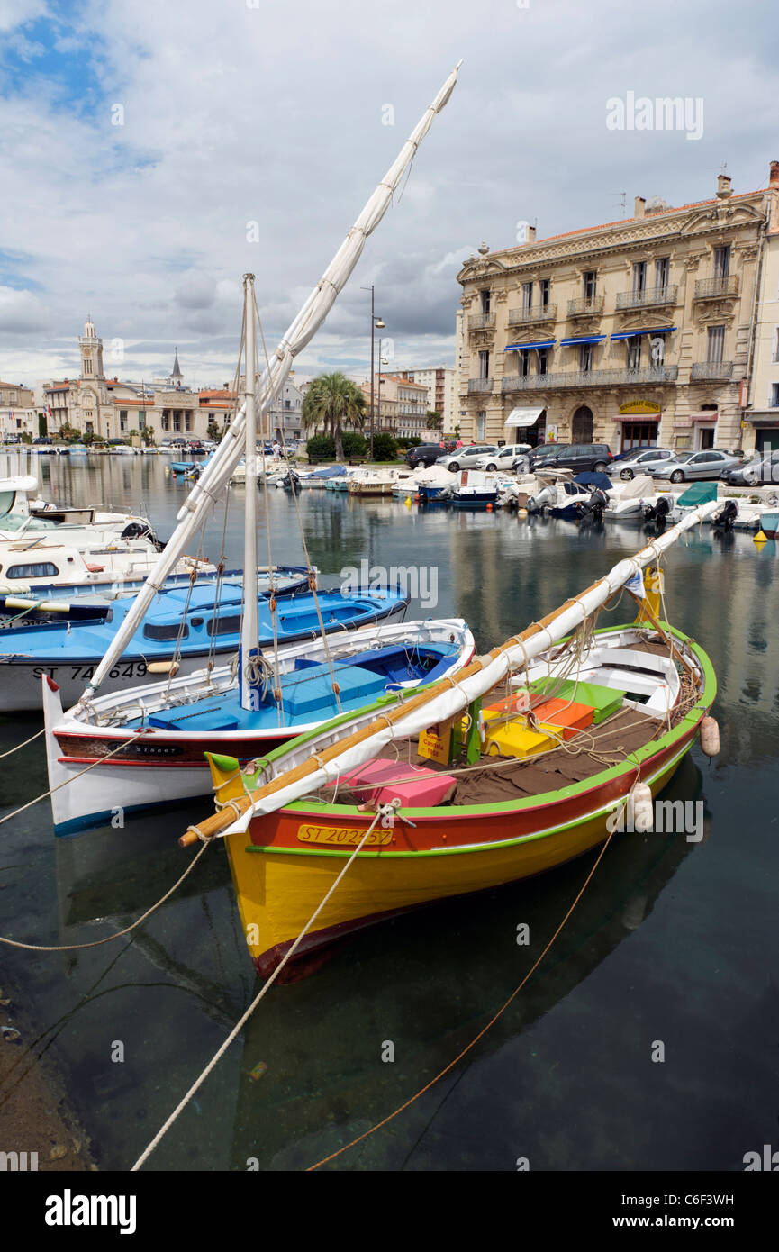 Vieux bateaux en bois dans le port de Sète, France Photo Stock - Alamy