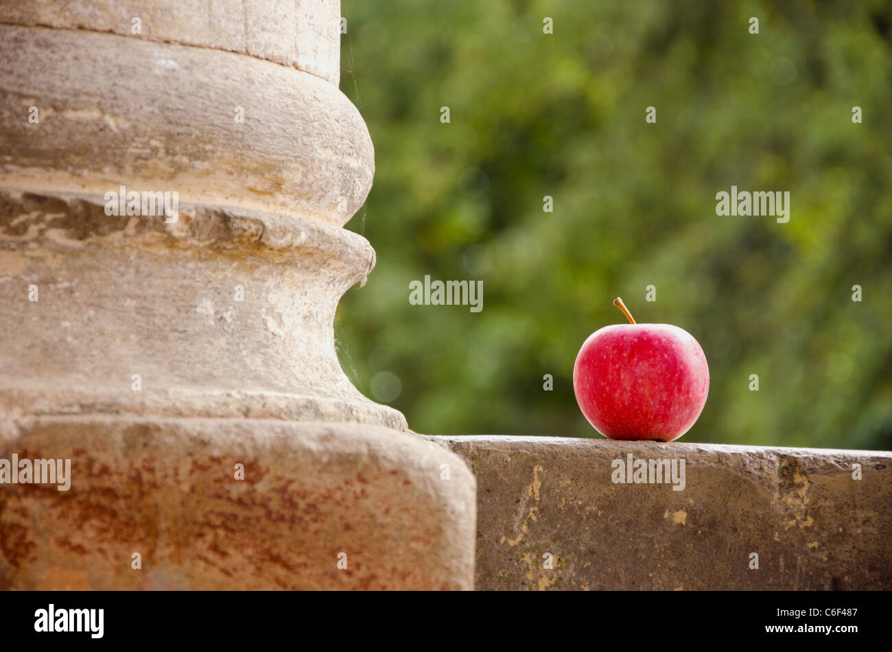 Pomme Rouge et la vieille colonne historique Banque D'Images