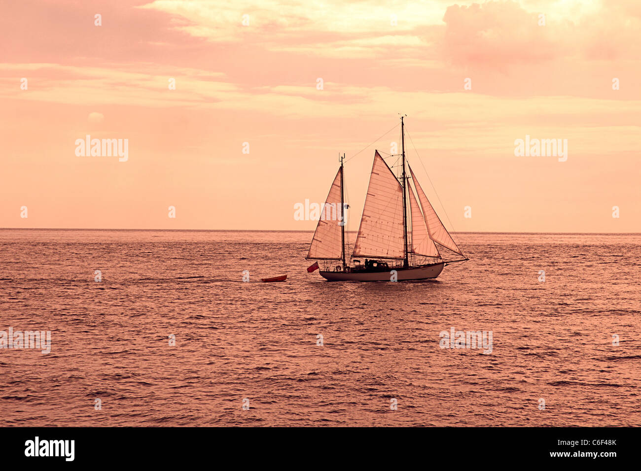 Un yacht dans la Manche s'avancent vers l'estuaire de Salcombe, Devon, Angleterre Royaume-uni Banque D'Images
