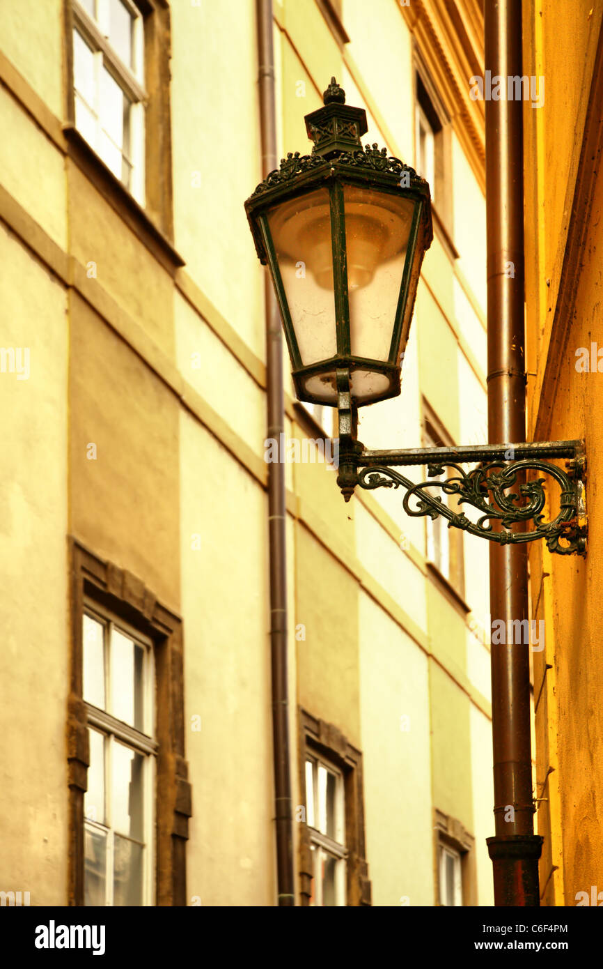 Old lantern rue étroite à Prague, République Tchèque Banque D'Images