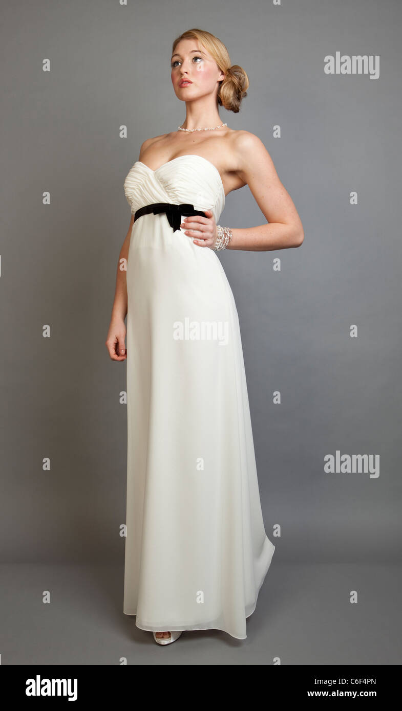 Une belle femme blonde dans une robe de mariage blanc Banque D'Images