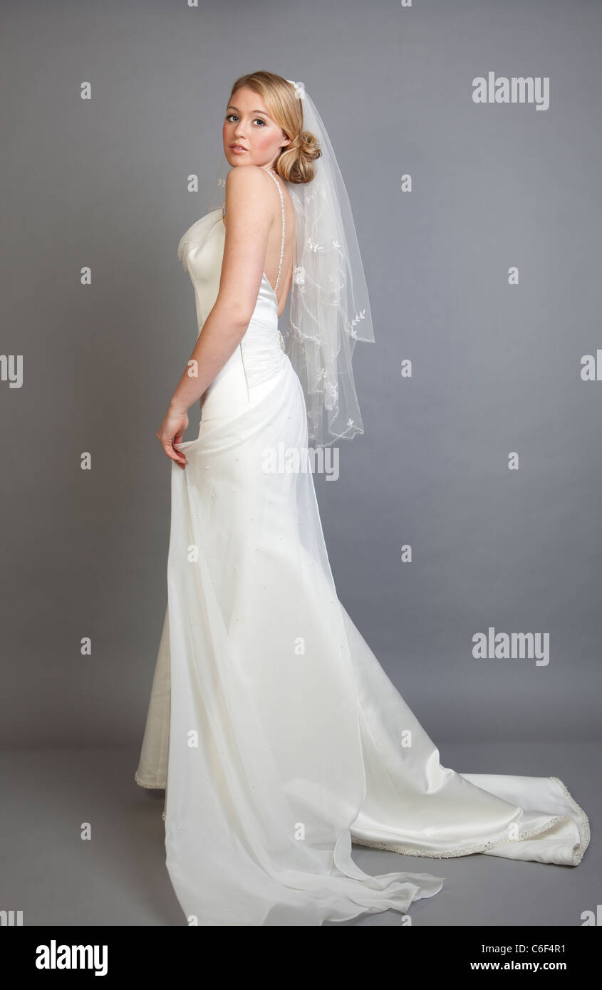 Une belle femme blonde dans une robe de mariage blanc Banque D'Images