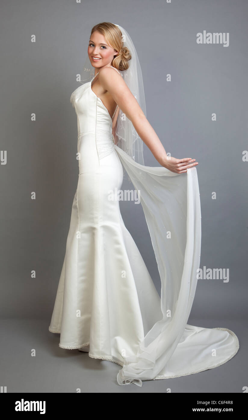 Une belle femme blonde dans une robe de mariage blanc Banque D'Images