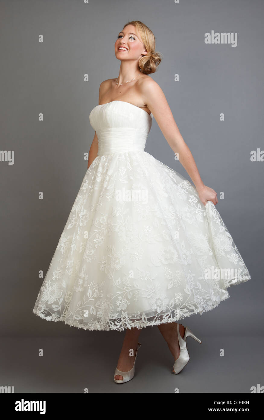 Une belle femme blonde dans une robe de mariage blanc Banque D'Images