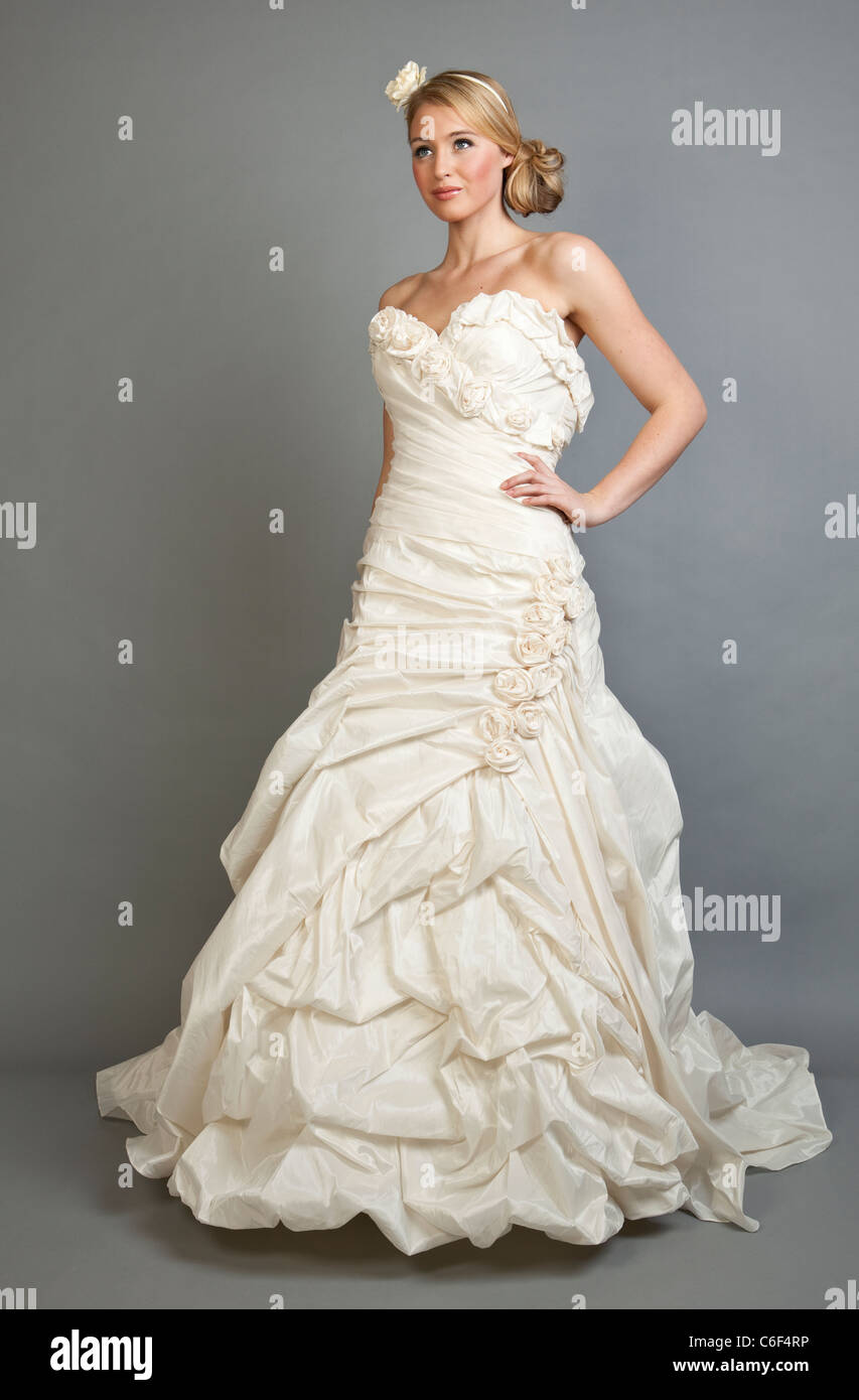 Une belle femme blonde dans une robe de mariage blanc Banque D'Images