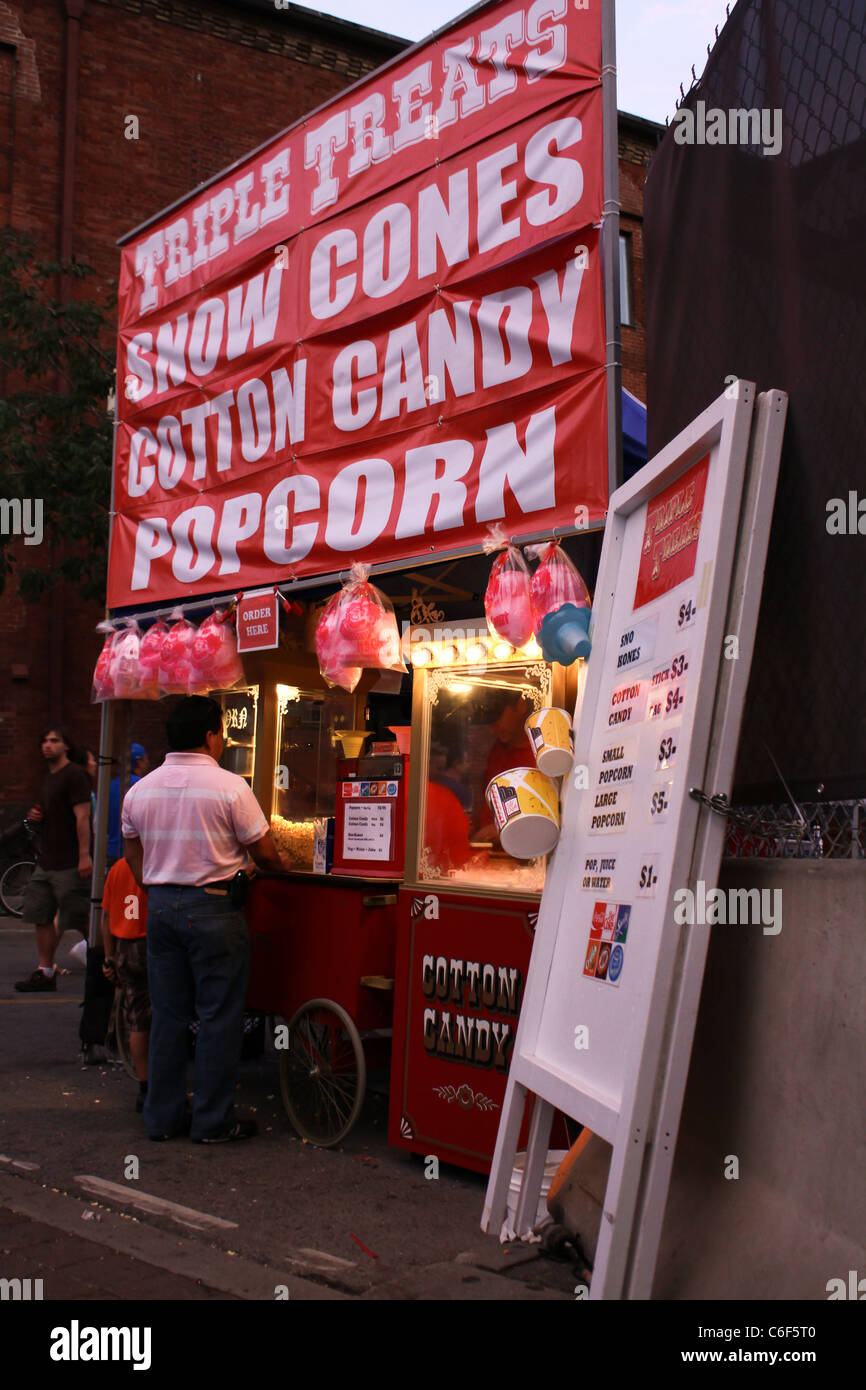 Popcorn stand barbe à la vente du marché de nuit Banque D'Images