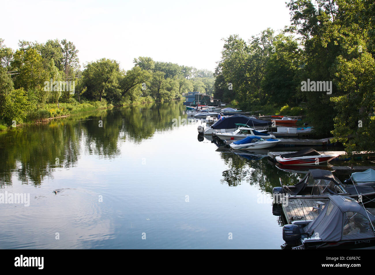 Les bateaux de la rivière de l'île d'été Banque D'Images