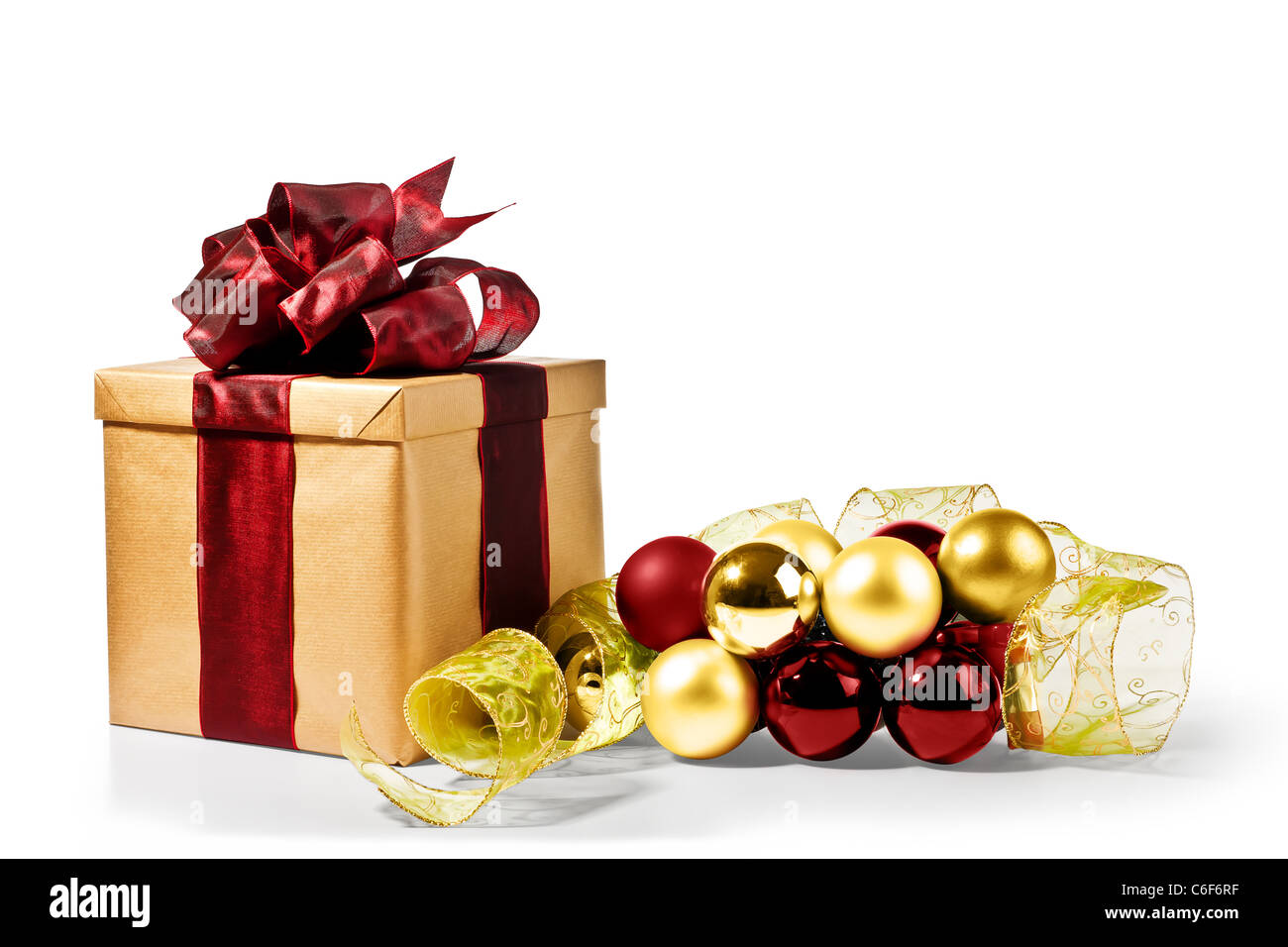 Cadeau de Noël avec des bulles de Noël et ruban (or, rouge et vert) Banque D'Images