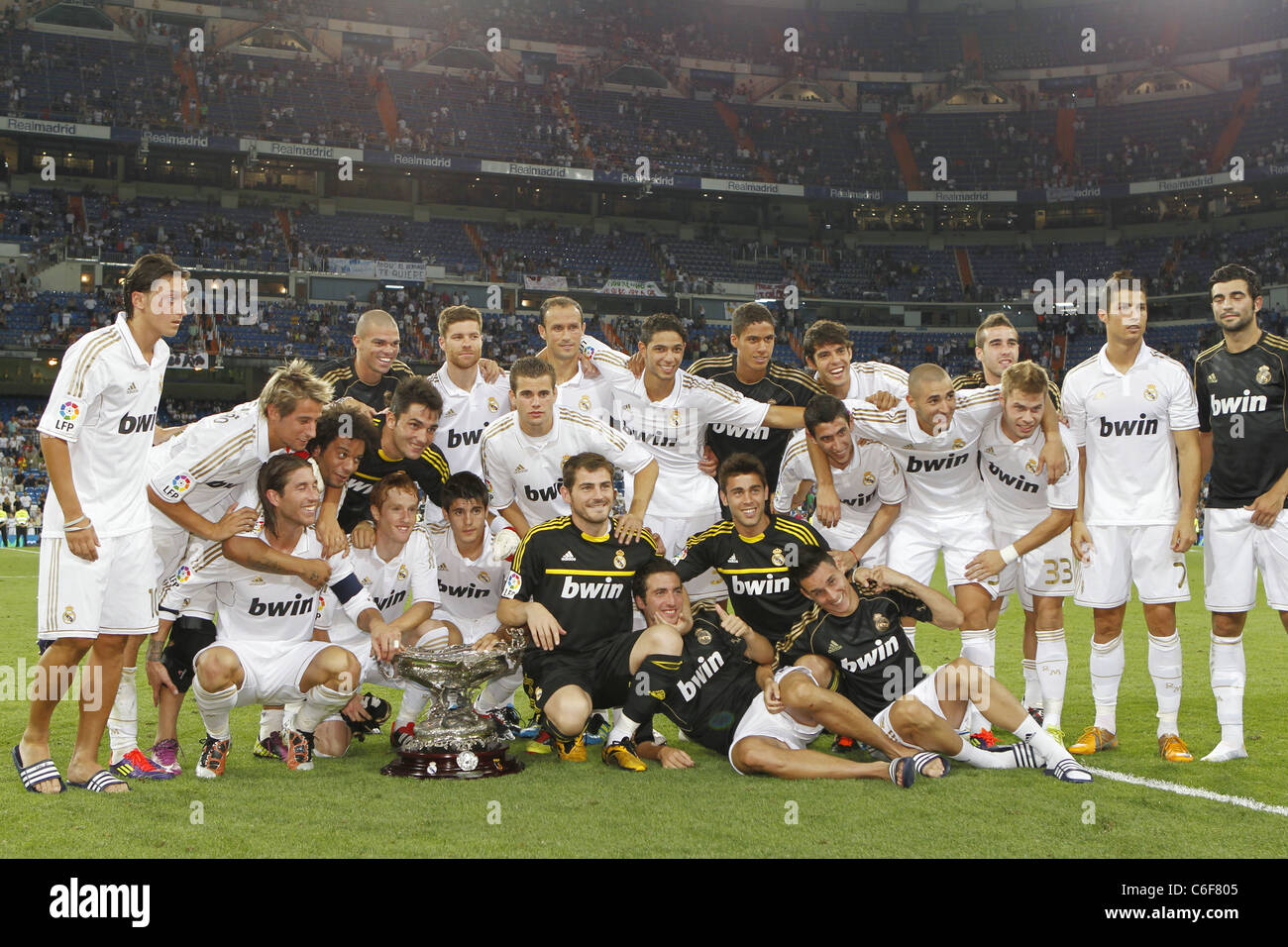Groupe de l'équipe du Real Madrid après leur victoire à la fin de la "Trophée Santiago Bernabeu ' match Real Madrid vs Galatasaray. Banque D'Images
