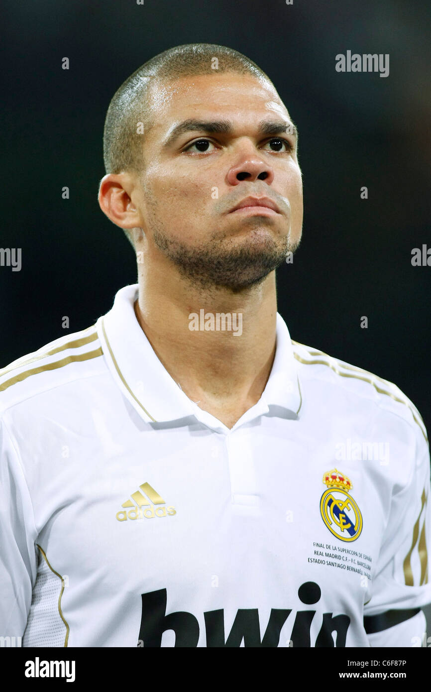 Head shot de Pepe (Real) au cours de la Supercup Espagnol premier leg match de football entre le Real Madrid 2-2 Barcelone. Banque D'Images