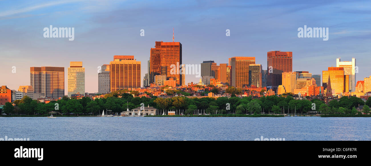 Boston Charles River sunset panorama avec paysage urbain et gratte-ciel Banque D'Images