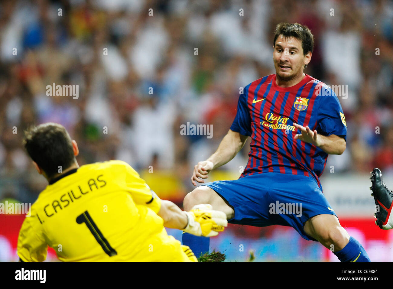 Lionel Messi (Barcelone) jouant pour la Supercup Espagnol premier leg match de football entre le Real Madrid 2-2 Barcelone. Banque D'Images