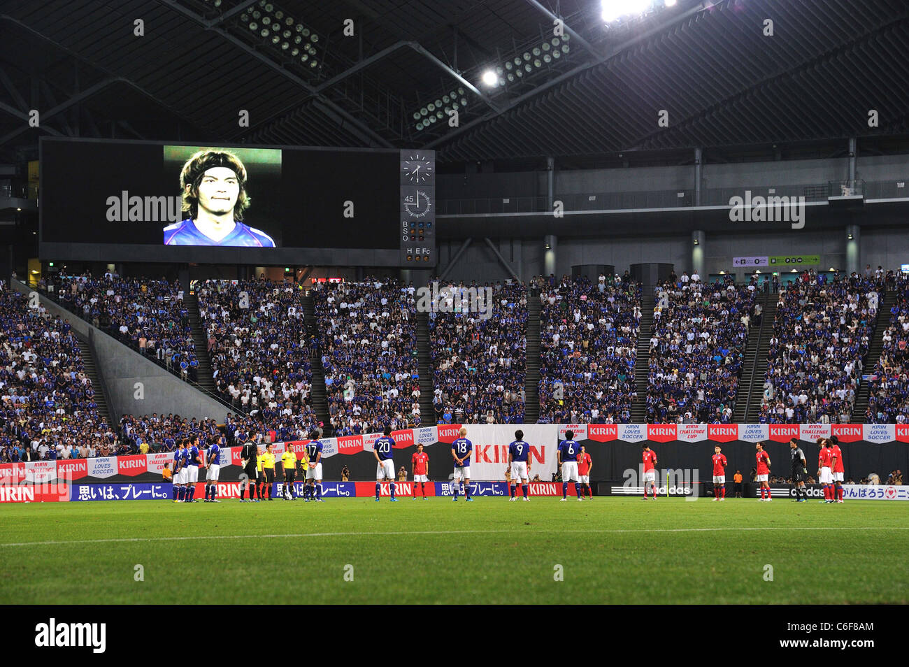 Le Japon et la Corée du Sud les joueurs observent un moment de silence à la fin Naoki Matsuda. Banque D'Images