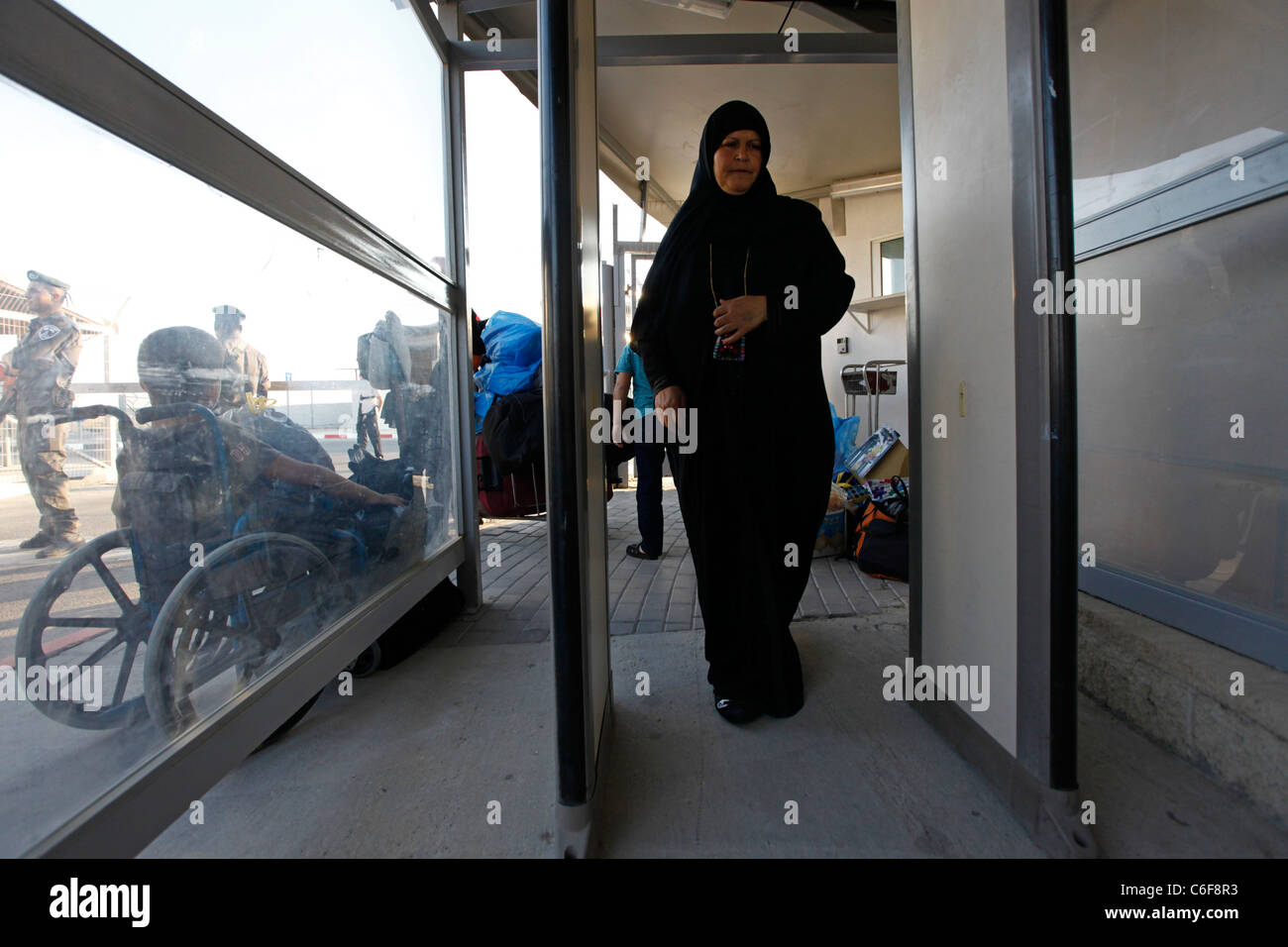 Une femme palestinienne passe par un détecteur de métaux au poste frontalier d'Erez et au passage de Beit Hanoun à la frontière Gaza-Israël, à l'extrémité nord de la bande de Gaza. Israël Banque D'Images