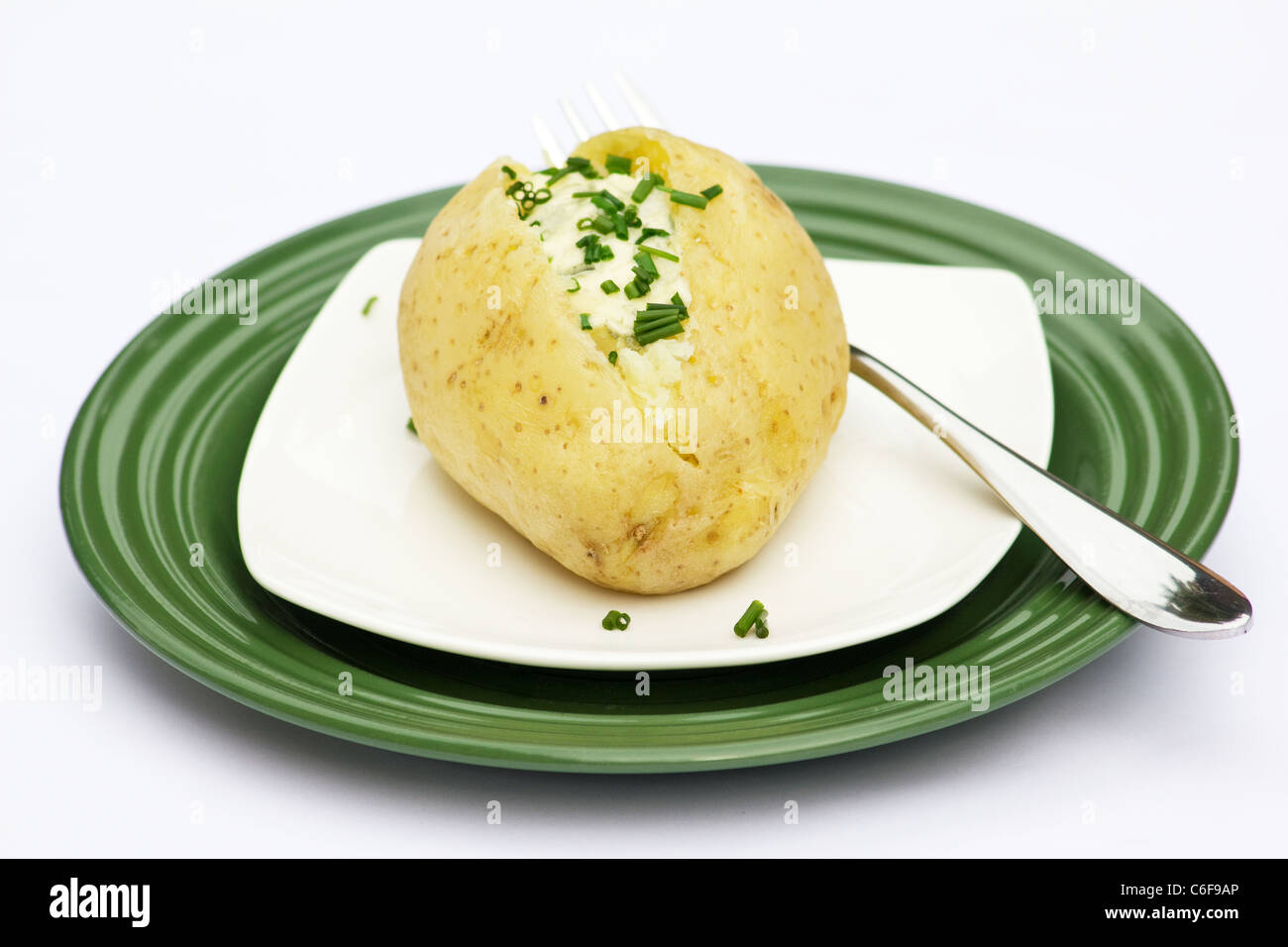 Pomme de terre au four avec du fromage Gorgonzola topping et ciboulette Banque D'Images