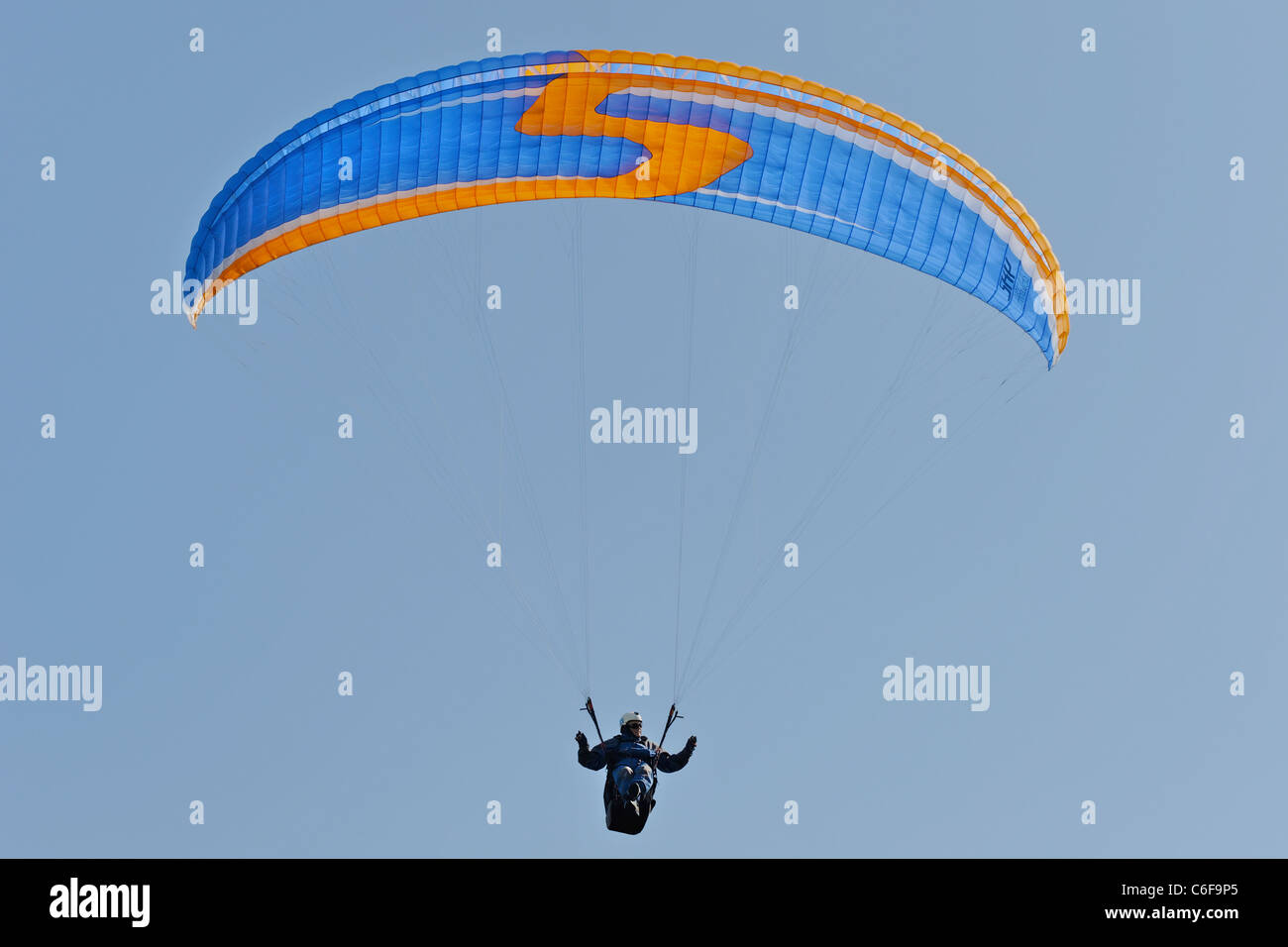 Parapente survolant les South Downs Banque D'Images