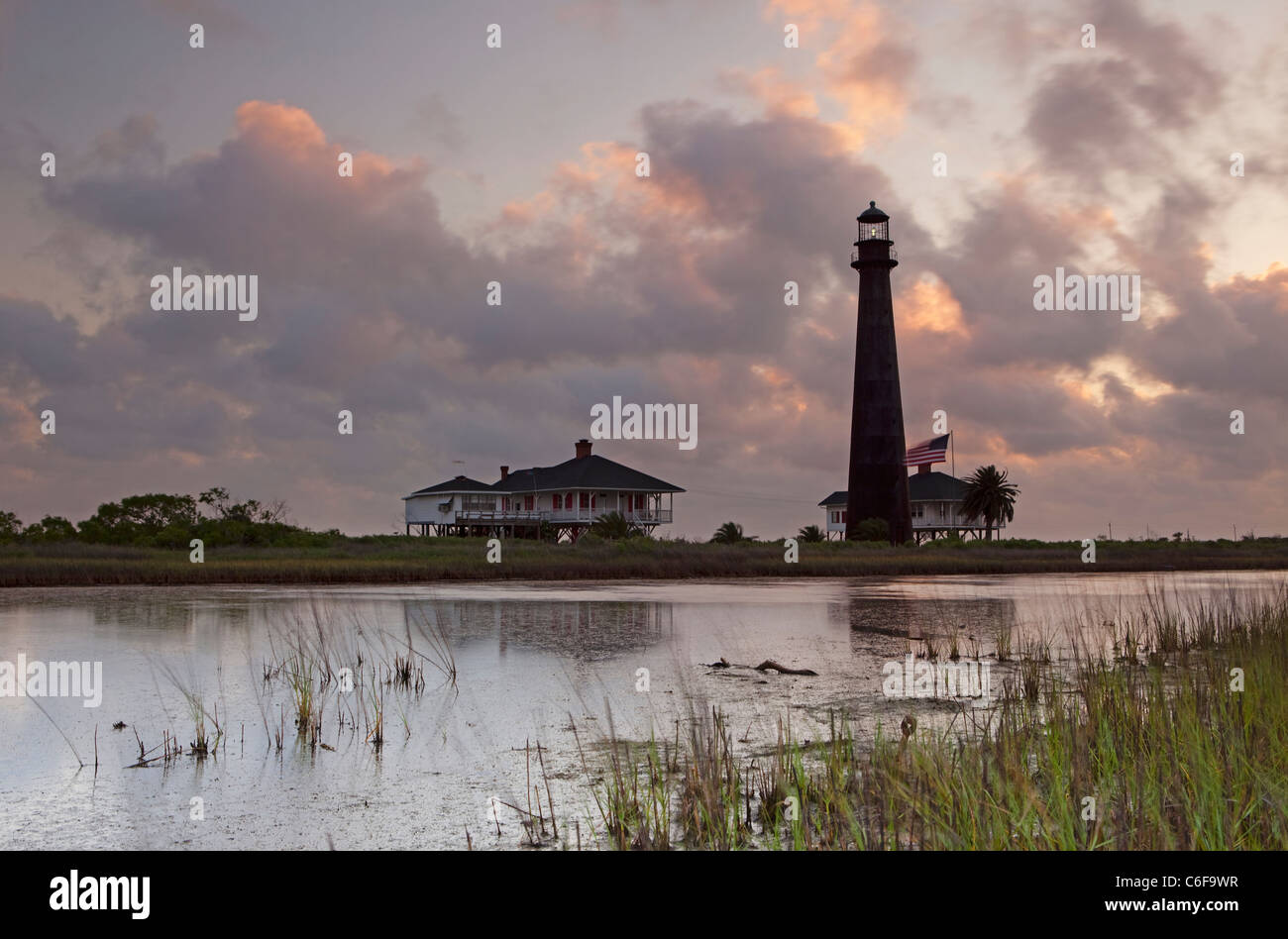 Tôt le matin, la lumière avec les nuages de tempête au point Bolivar phare, Galveston, Texas, la Côte du Golfe Banque D'Images