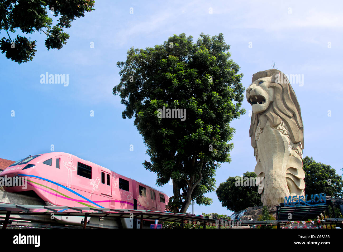 Le Merlion de Singapour, l'icône avec le Skytrain Banque D'Images Le Merlion de Singapour, l'icône avec le Skytrain Banque D'Images