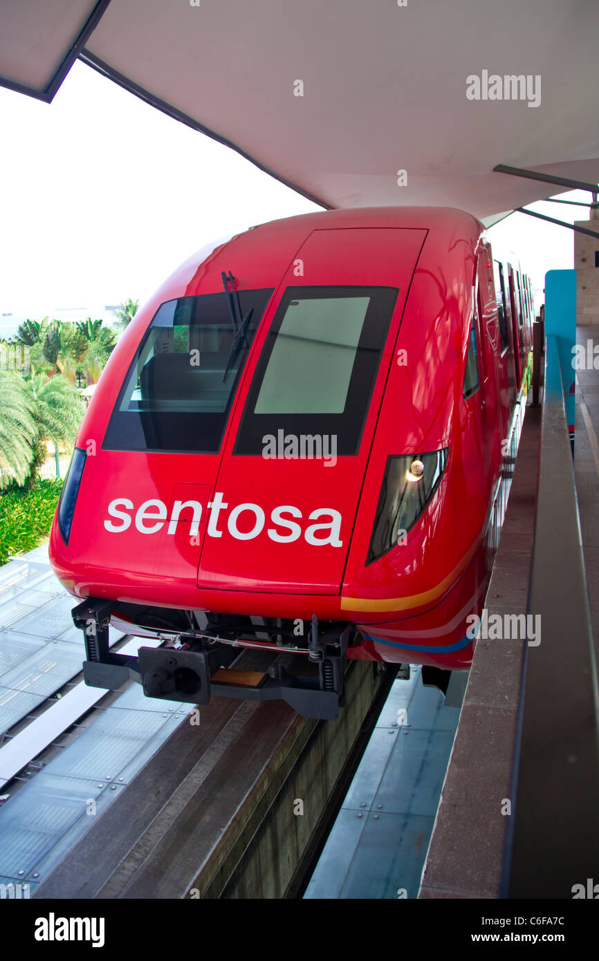 L'intérieur du Skytrain Sentosa rouge l'île de Sentosa gare Banque D'Images