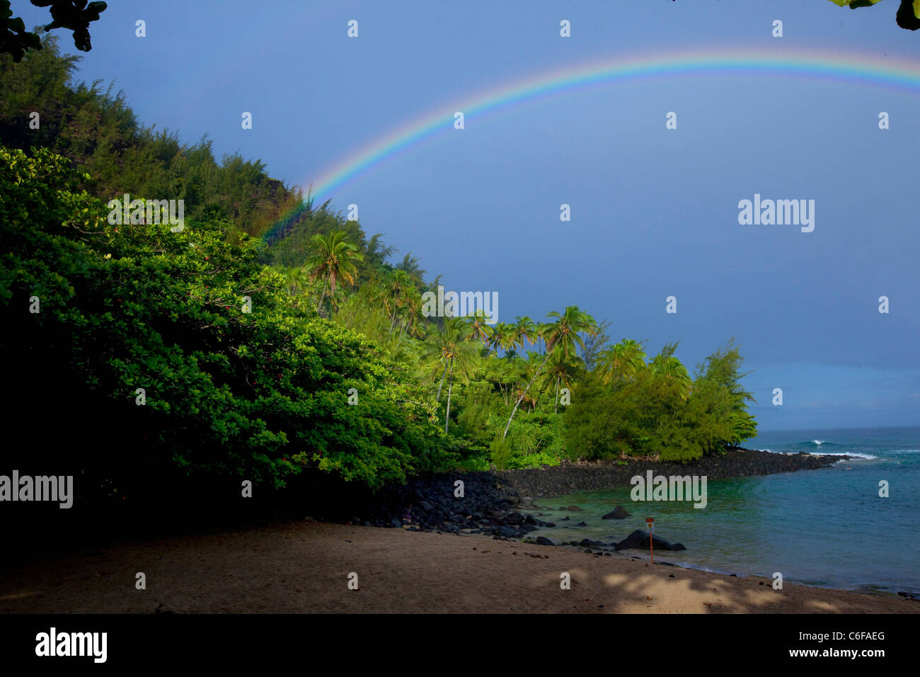 Arc-en-ciel, Kee Beach, Haena State Park, Napali Coast, Kauai, Hawaii Banque D'Images