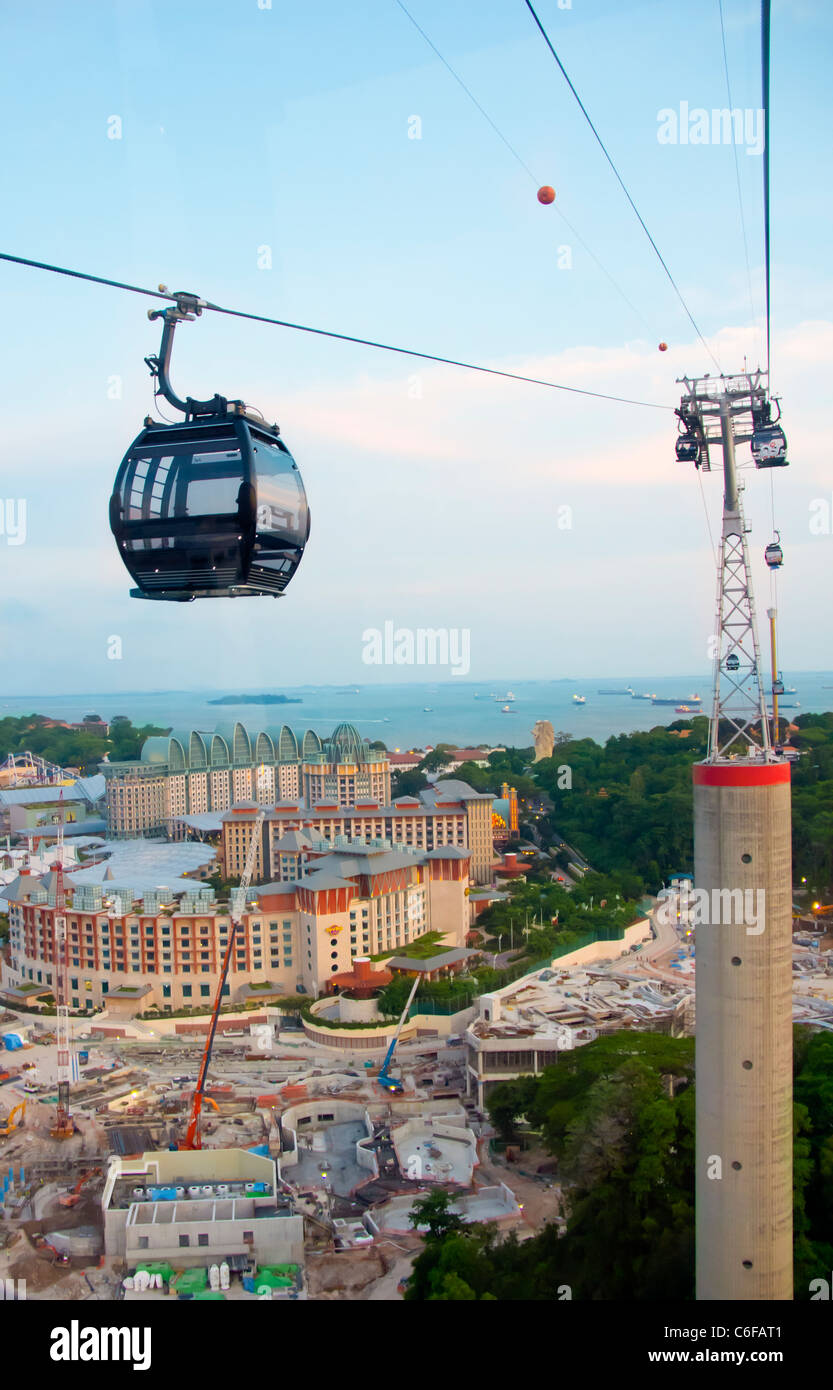 Le téléphérique de Singapour en passant par l'île de Sentosa, monde Resort Banque D'Images Le téléphérique de Singapour en passant par l'île de Sentosa, monde Resort Banque D'Images