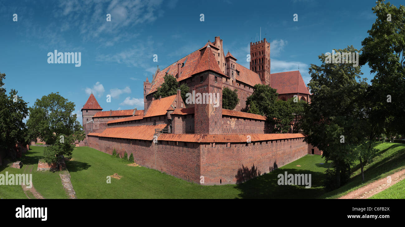 Vue panoramique de l'Ordre Teutonique de Malbork le château dans son coin du sud. Ligne Multi panorama en haute résolution. Banque D'Images