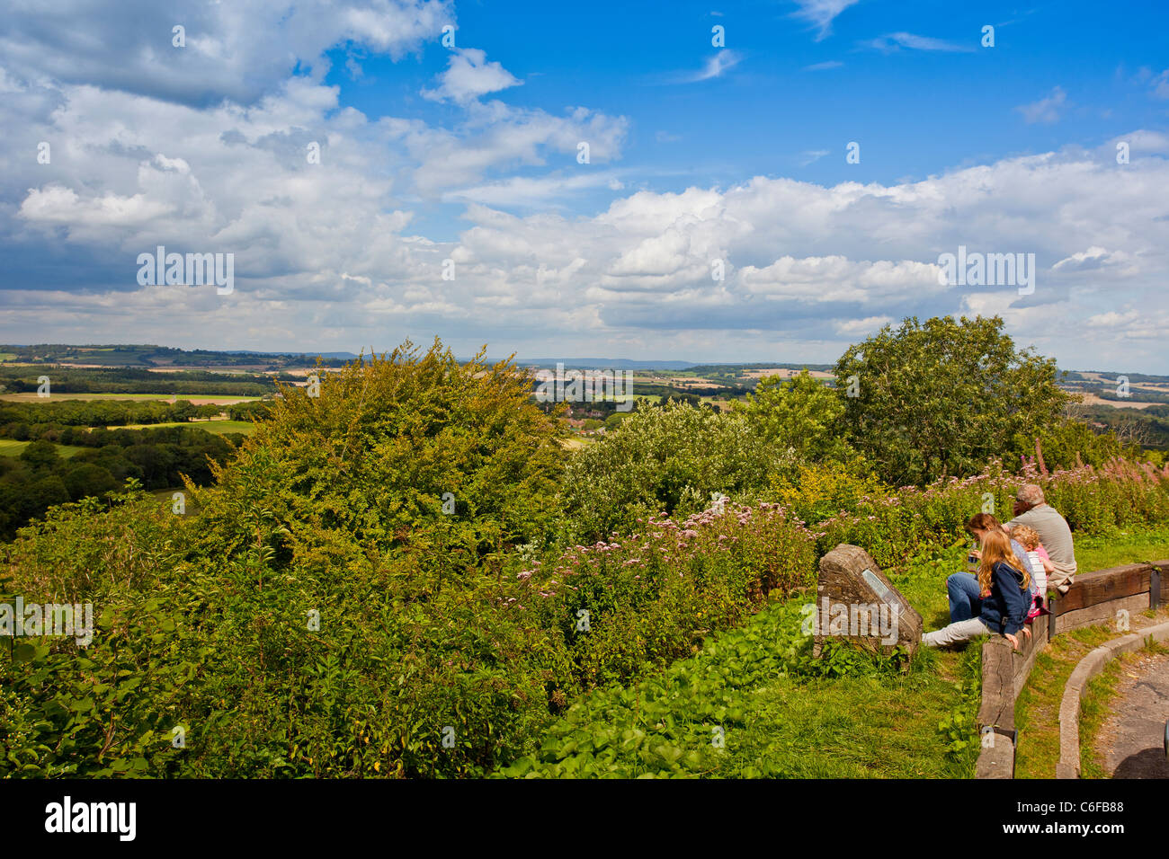 Une famille à la recherche du point de vue du nord au sud vers le bas sur le Duncton dans West Sussex, England, UK Banque D'Images
