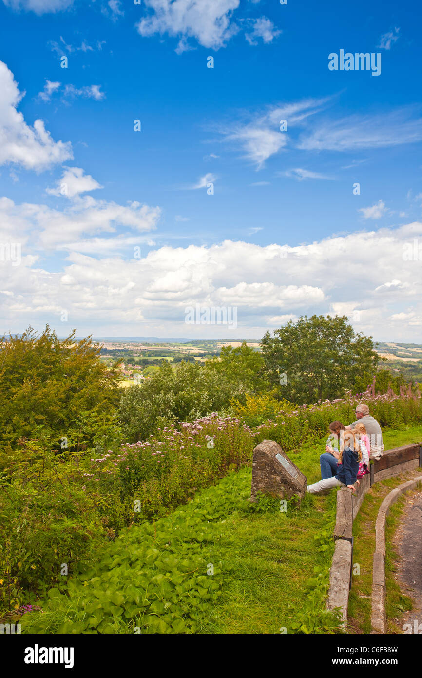 Une famille à la recherche du point de vue du nord au sud vers le bas sur le Duncton dans West Sussex, England, UK Banque D'Images