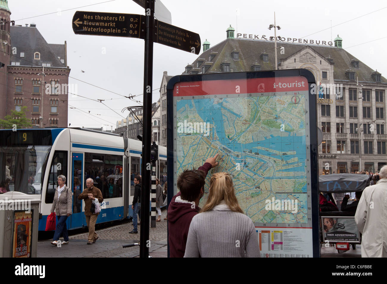 Les touristes en regardant une carte à Amsterdam Banque D'Images