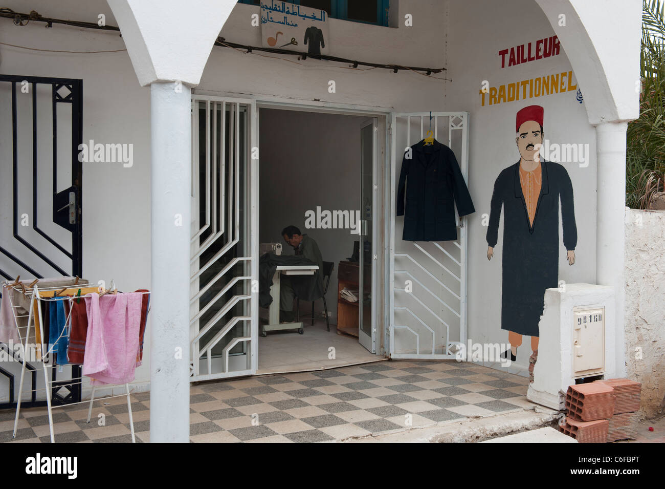 Atelier de couture tenue traditionnel Banque de photographies et d'images à  haute résolution - Alamy