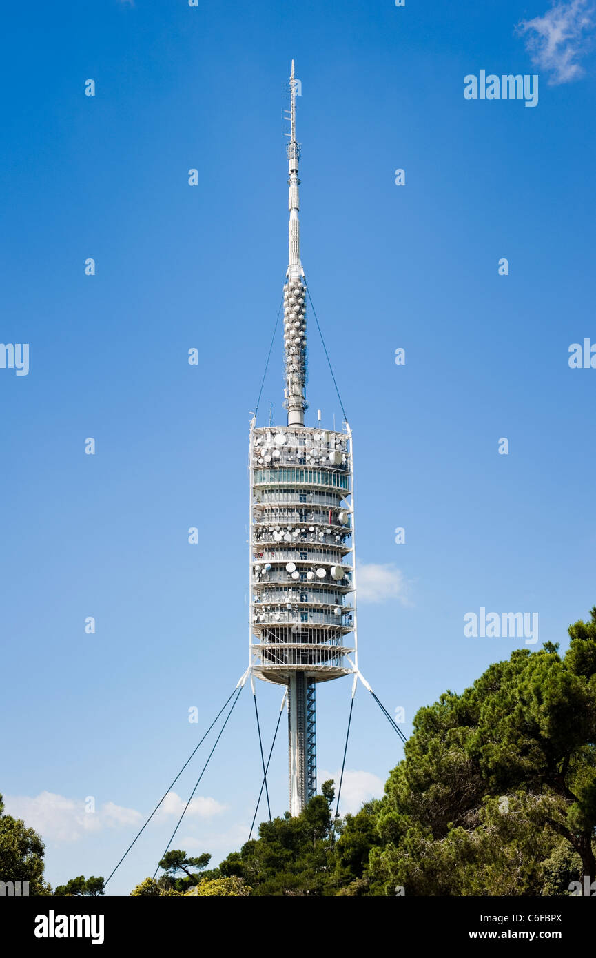 La Tour de Collserola ou Torre de Collserola est situé sur la colline du Tibidabo dans la Serra de Collserola, à Barcelone. Banque D'Images