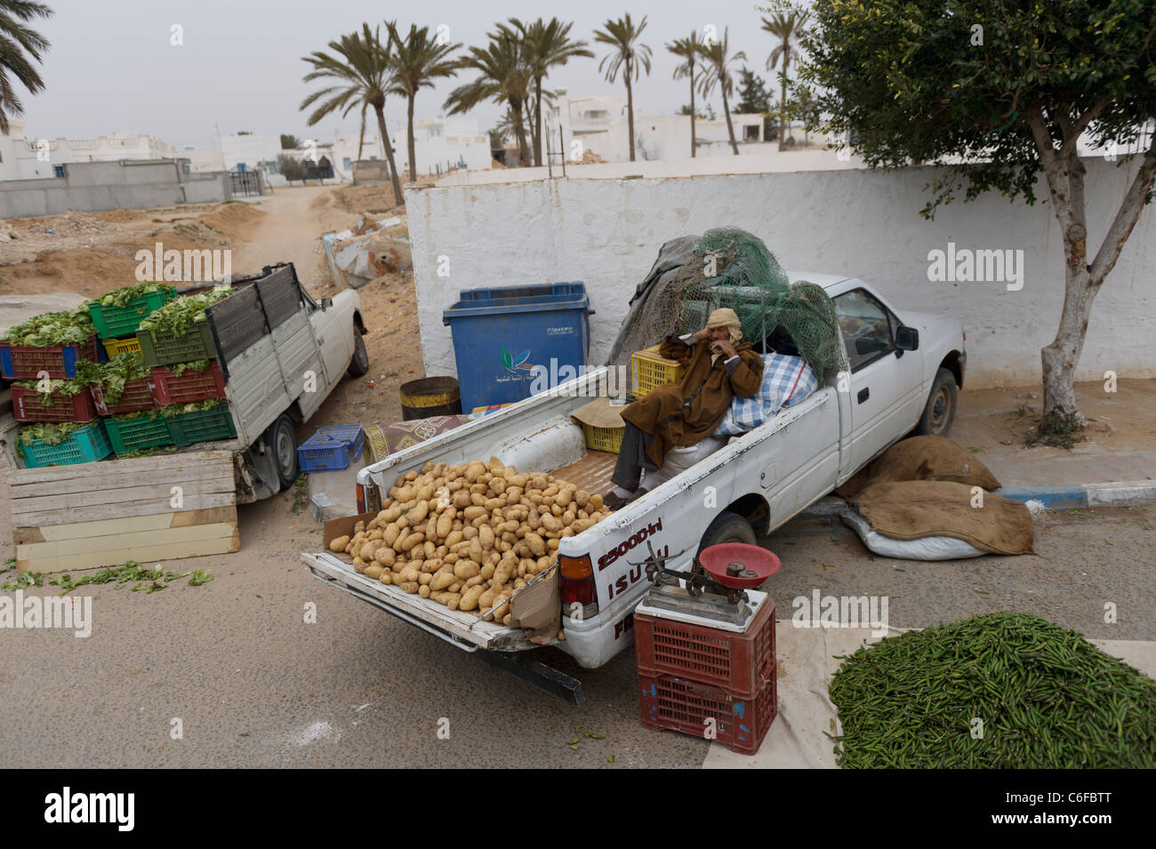 Un homme tunisien se reposant dans l'arrière de camion. Guellela. Djerba. La Tunisie l'Afrique du Nord Banque D'Images