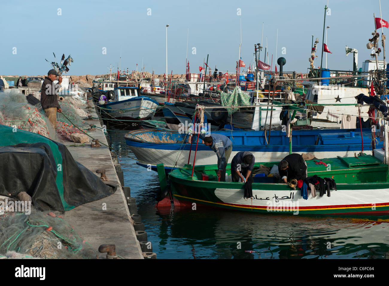 Pêcheur réparant leurs filets au port de pêche de Houmt Souk. Djerba. Tunisie Banque D'Images