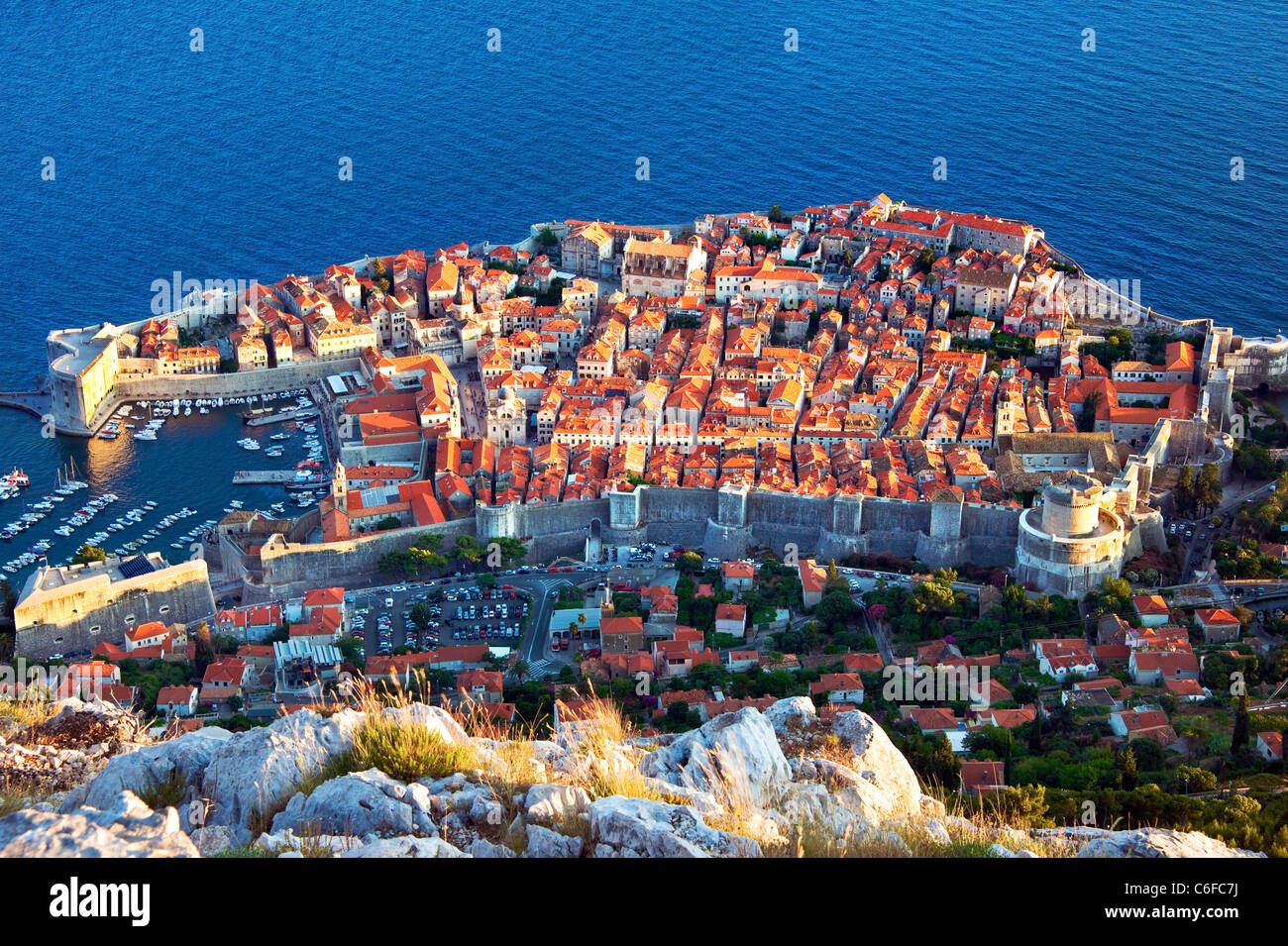 Dubrovnik Croatie,ville,Port,murs,vieille ville, tard en soirée Banque D'Images