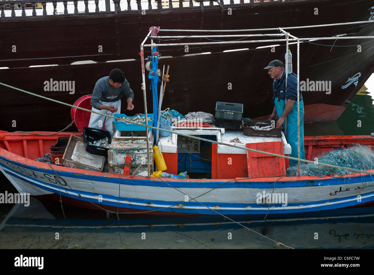 Deux pêcheurs réparer leurs filets sur le port de pêche de Houmt Souk. Djerba. Tunisie Photo