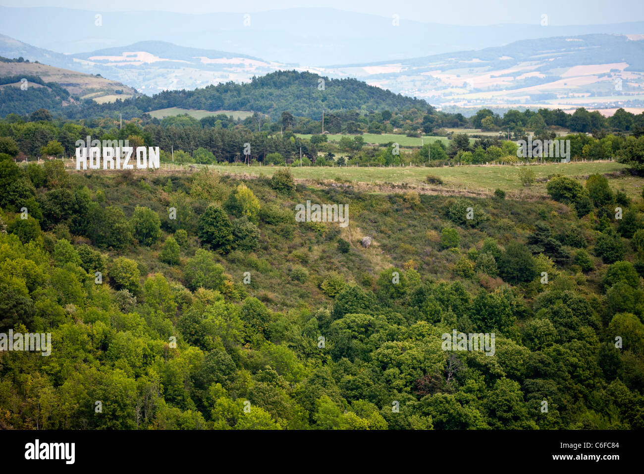 Un Land Art appelée "Horizon", réalisée par l'artiste visuel C. Roger. L'installation de Land Art réalisée par V.Roger. Banque D'Images