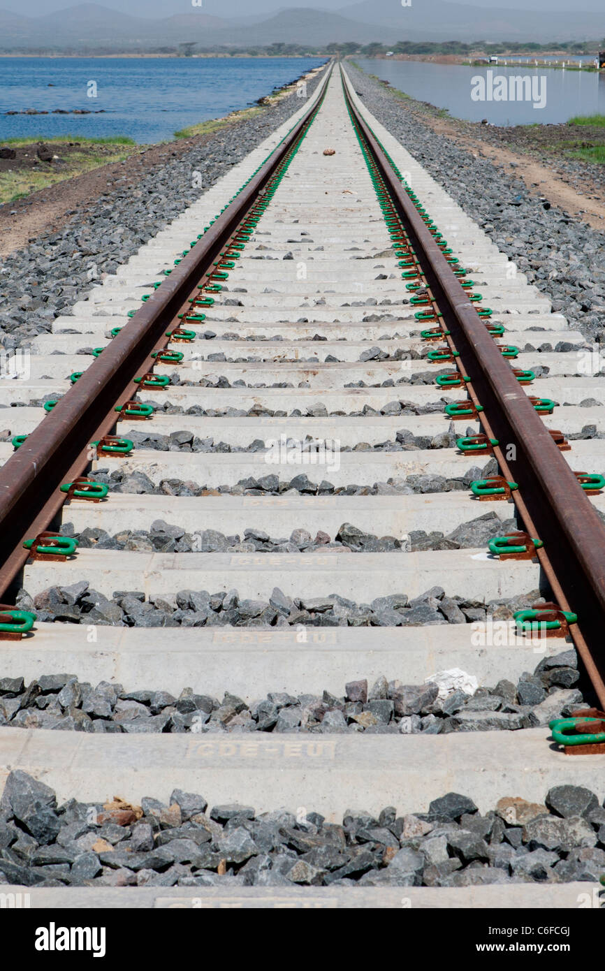 Les voies de l'Éthiopie Railway longent le lac de Basaka dans le Parc national Awash, est de l'Ethiopie, l'Afrique. Banque D'Images