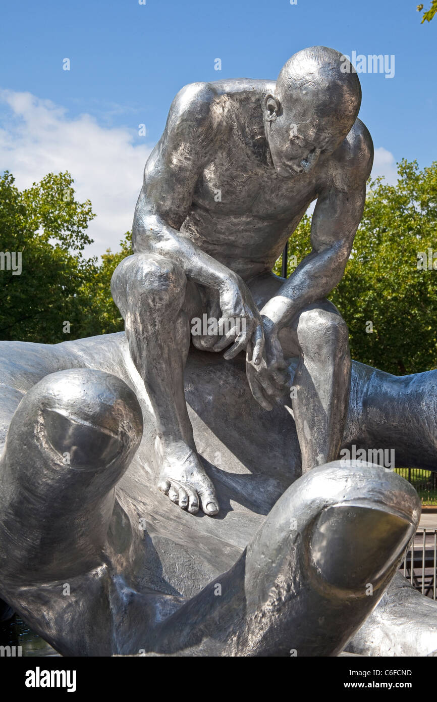 London Park Lane, Lorenzo Quinn's 'La main de Dieu' Août 2011 sculpture Banque D'Images