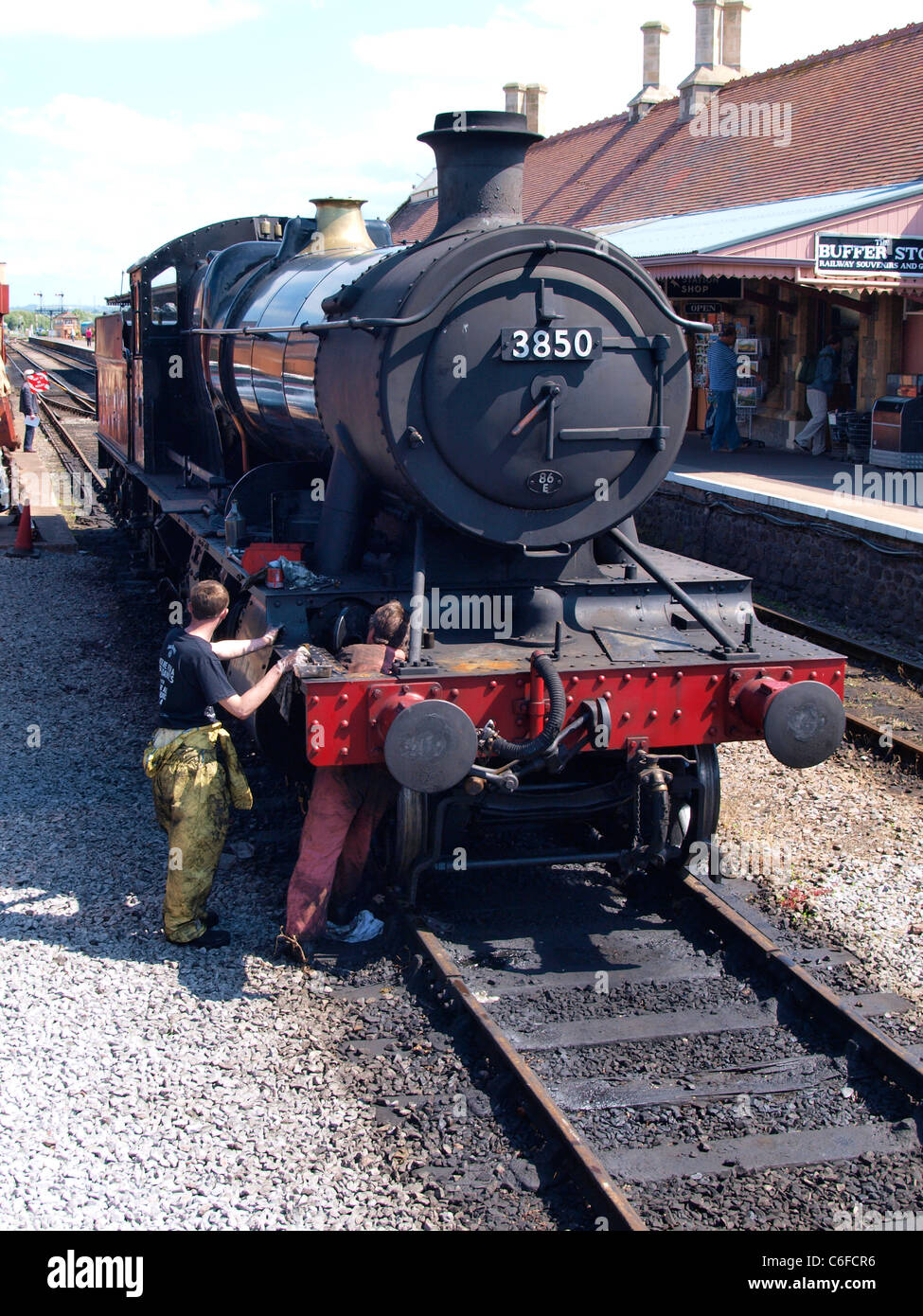 Deux ingénieurs travaillant sur un train à vapeur, Minehead, Somerset, UK Banque D'Images