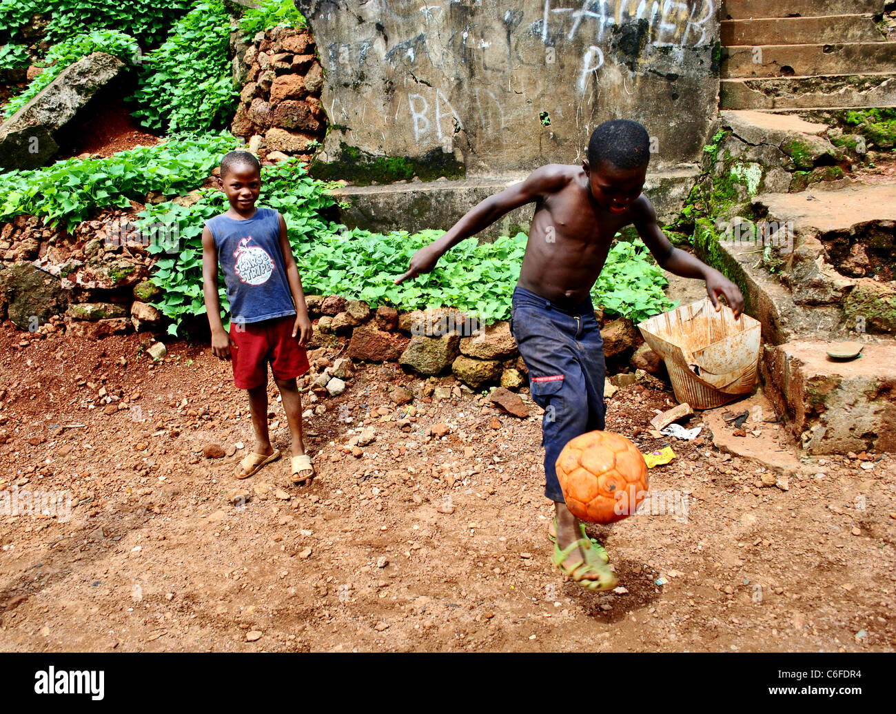 Les enfants jouent avec un ballon de football à Freetown, Sierra Leone, Afrique de l'Ouest Banque D'Images