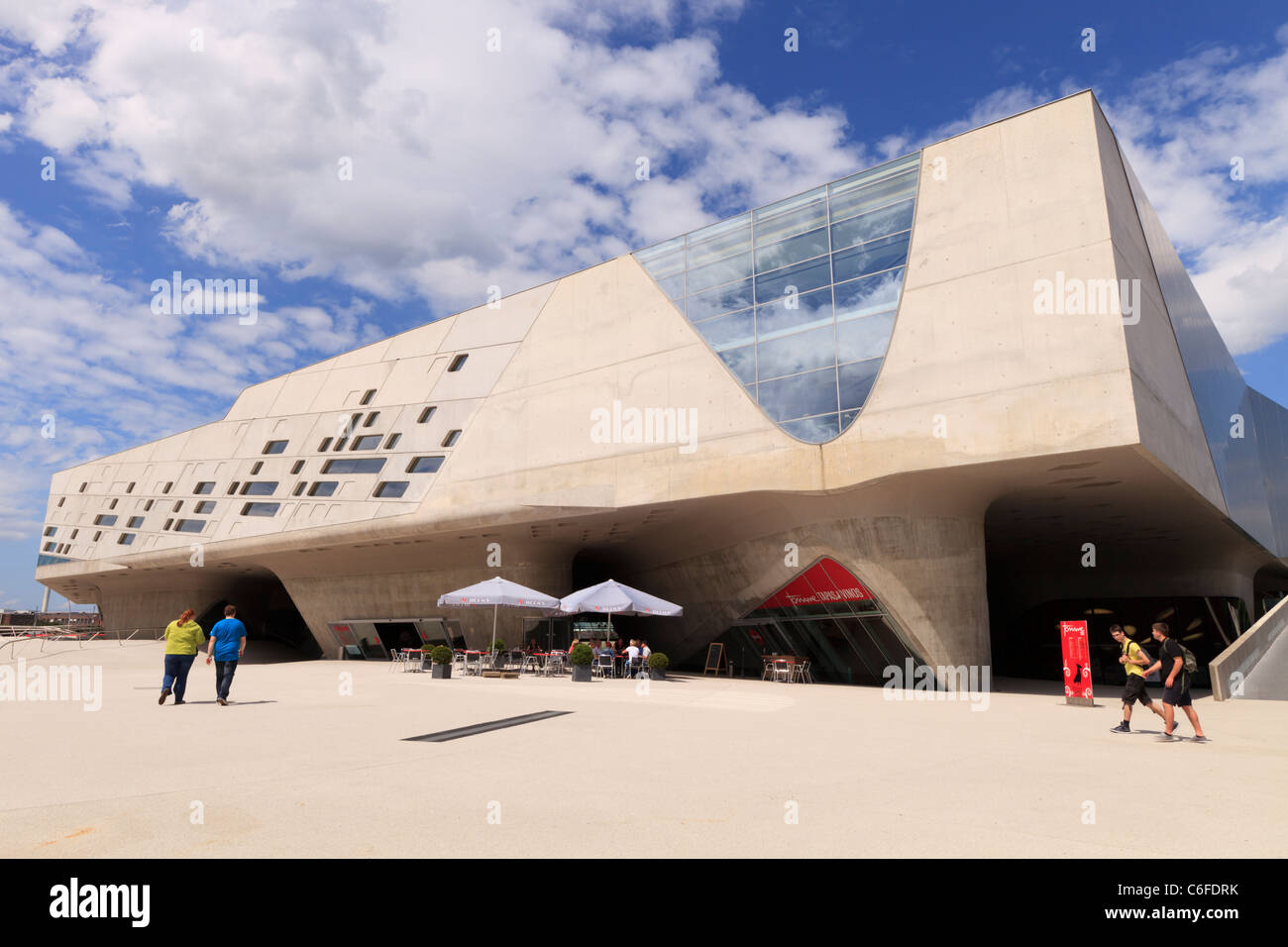 Le Phaeno Science Centre, à Wolfsburg, Allemagne, conçu par l'architecte Zaha Hadid. Banque D'Images