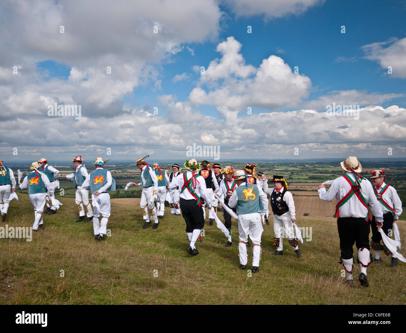 Icknield Way Morris men effectuer avec Kennett Morris men sur White Horse Hill près d'Uffington, Oxfordshire, UK Banque D'Images