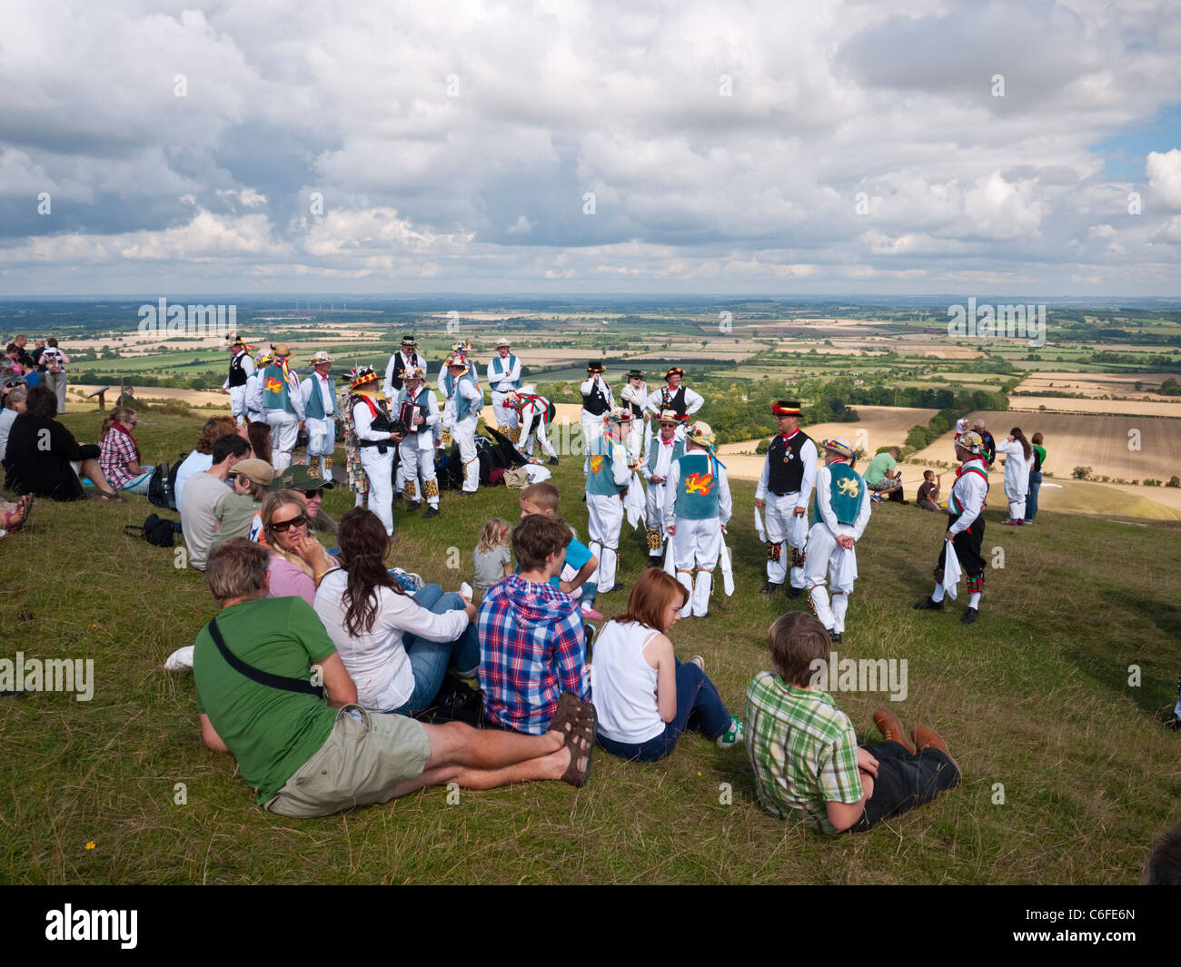 Spectateurs watch Icknield Way Morris men effectuer avec Kennett Morris men sur White Horse Hill près d'Uffington, Oxfordshire, UK Banque D'Images
