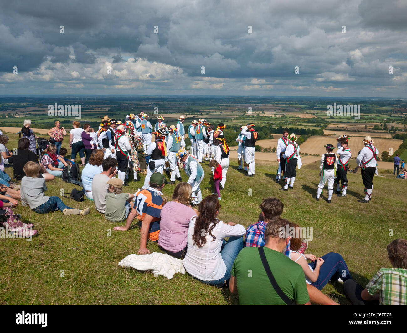 Spectateurs watch Icknield Way Morris men effectuer avec Kennett Morris men sur White Horse Hill près d'Uffington, Oxfordshire, UK Banque D'Images