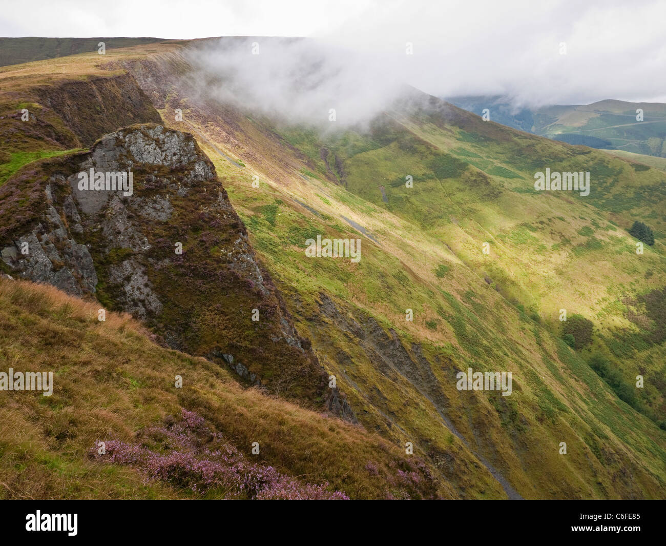 Vue le long Maesglase Craig à Maen Du, point culminant de l'Maesglase dans le Dinas Mawddwy Hills près de Dyfi, Snowdonia, le Nord du Pays de Galles Banque D'Images