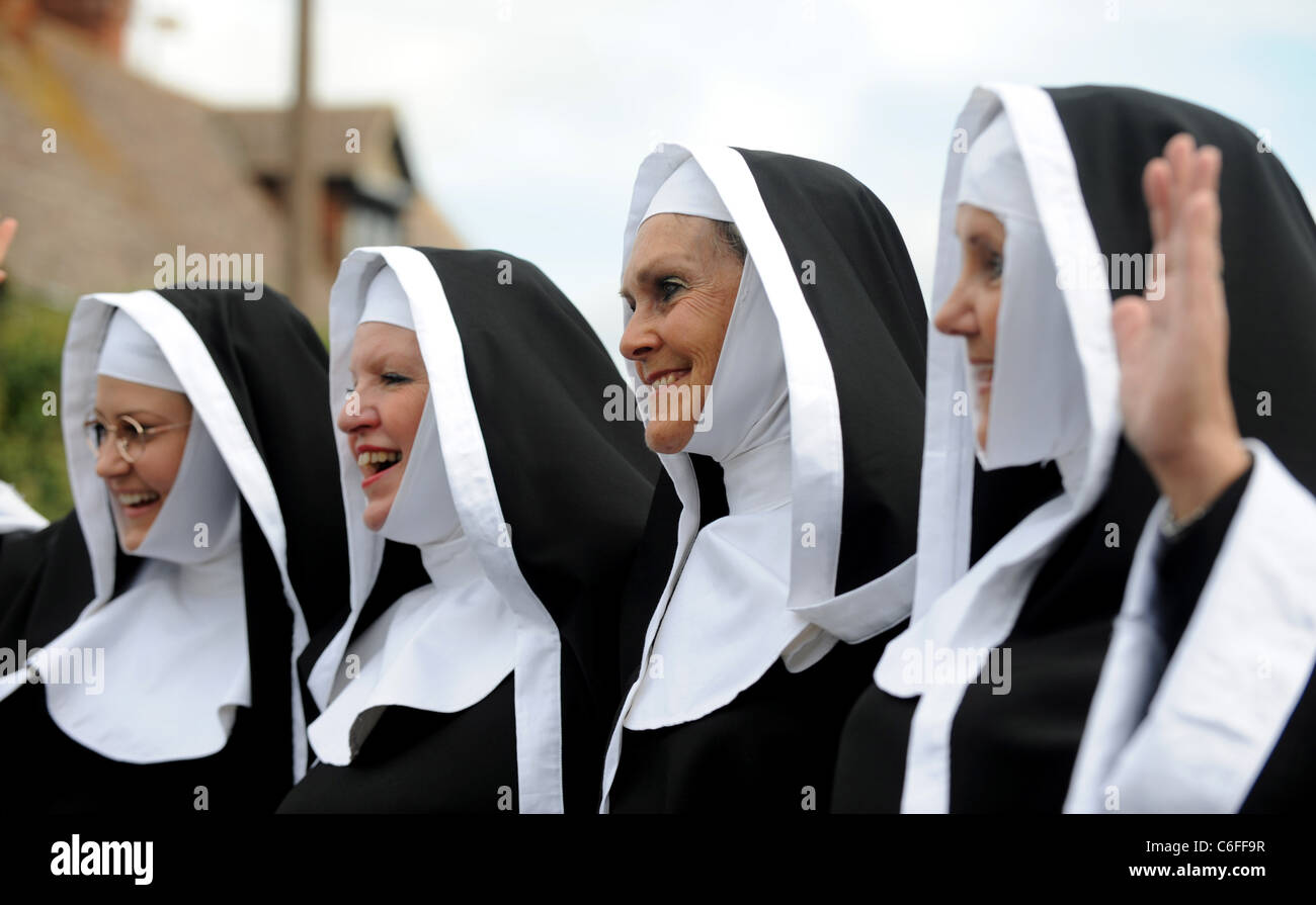 Les nonnes à l'Galavanting Rotary Clubs Worthing Carnival aujourd'hui, les membres de la comédie musicale dans la société Sound of Music Banque D'Images