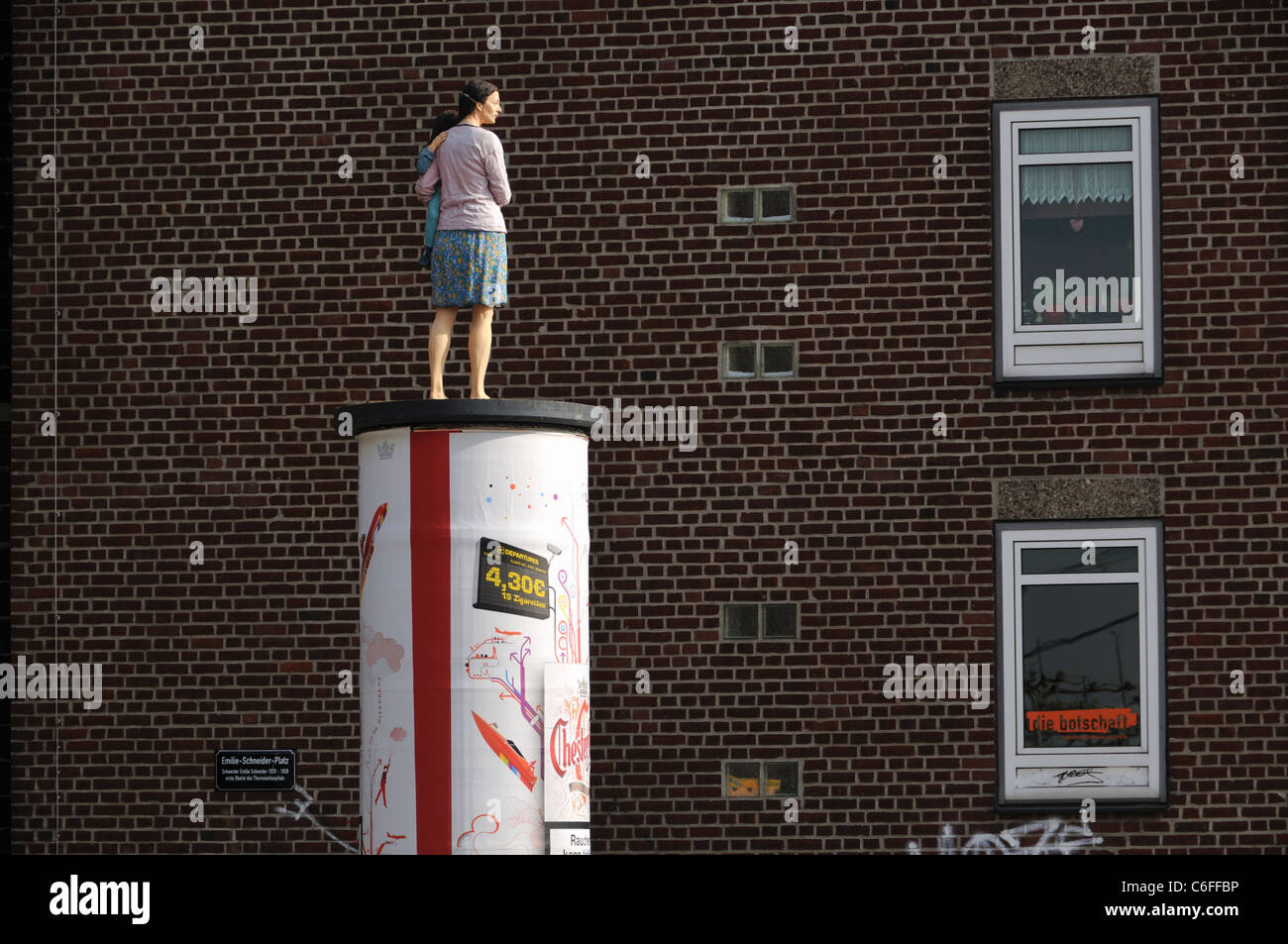 Saint pilier (projet de l'artiste Christoph Póggeler) life-size figure de femme avec enfant. Düsseldorf. L'Allemagne. Banque D'Images