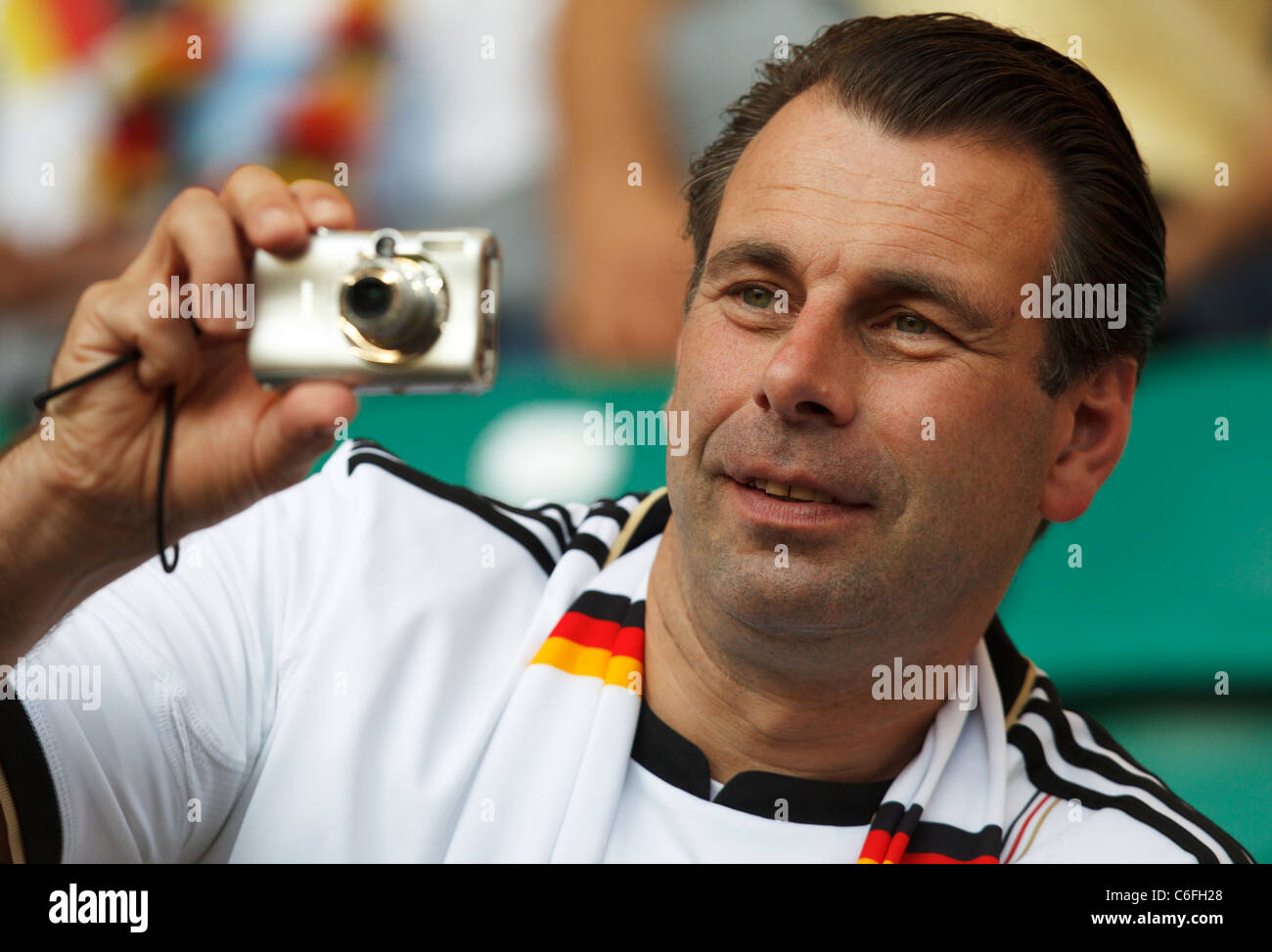 Un supporter allemand prend des photos avec un appareil photo numérique compact lors d'un match de quart de finale de la Coupe du monde féminine entre l'Allemagne et le Japon. Banque D'Images
