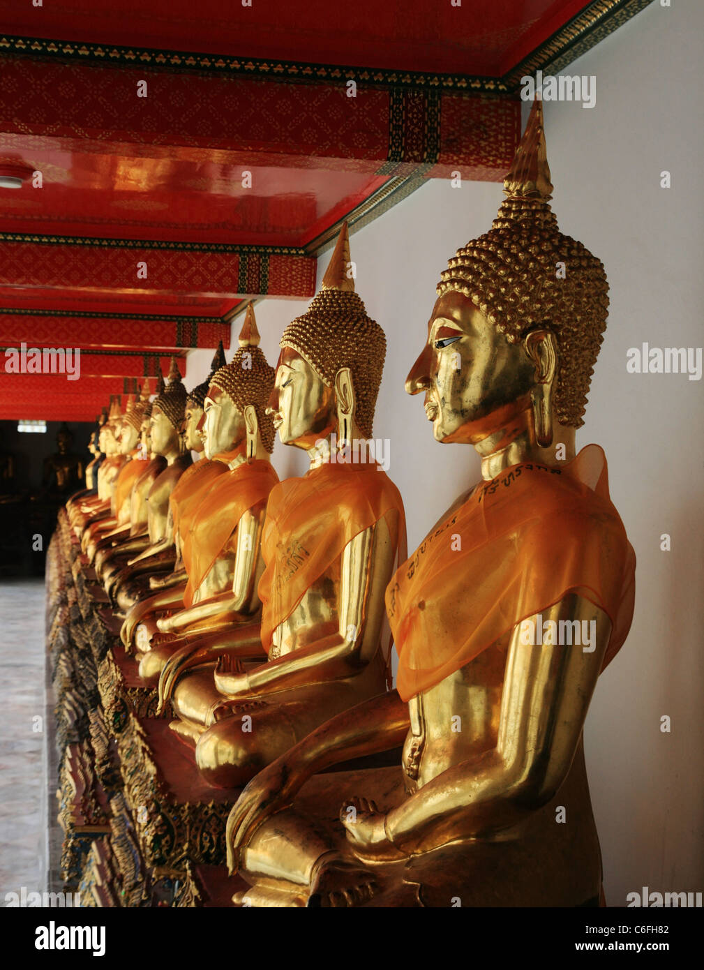 Rangée de bouddhas assis d'or dans le Wat Pho, Thaïlande Banque D'Images
